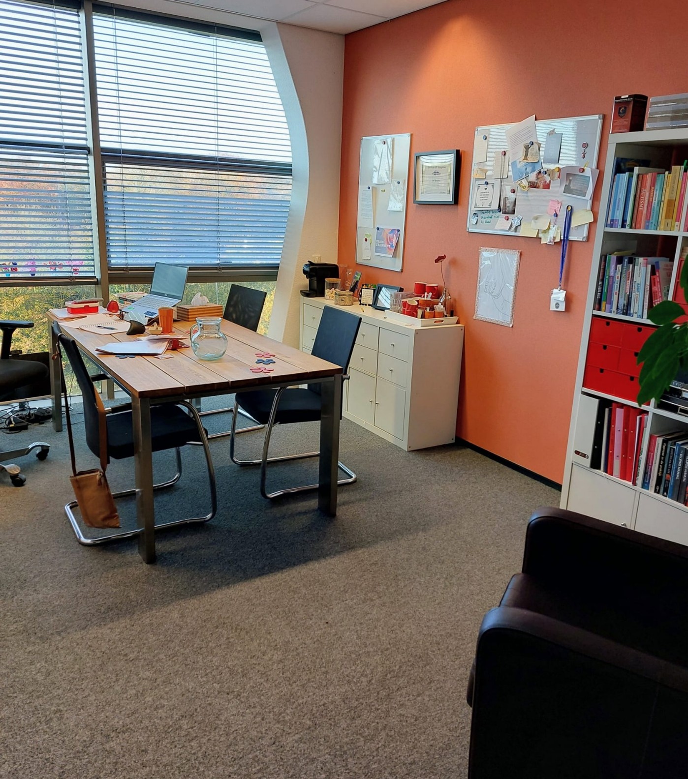 “Werkplek van ADHD coach met mappen voor nieuwe cliënten”