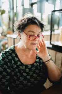 vrouw in overgang met ADHD ervaart vermoeidheid en concentratieproblemen